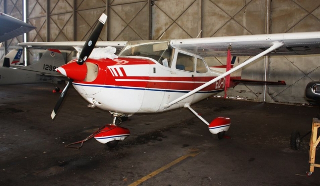  piccolo aereo bianco e rosso 